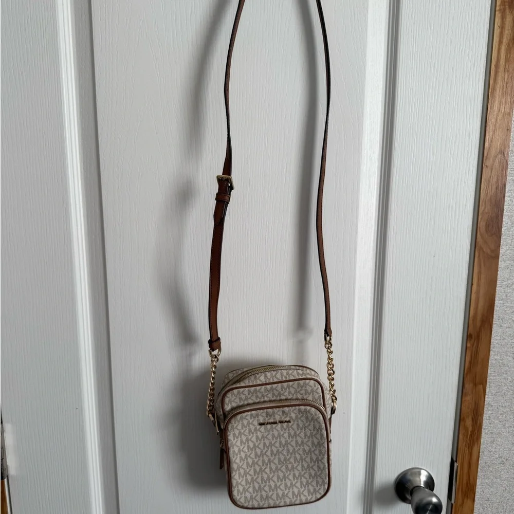Michael Kors crossbody with Cream and Tan Card Holder - Picture 14 of 16